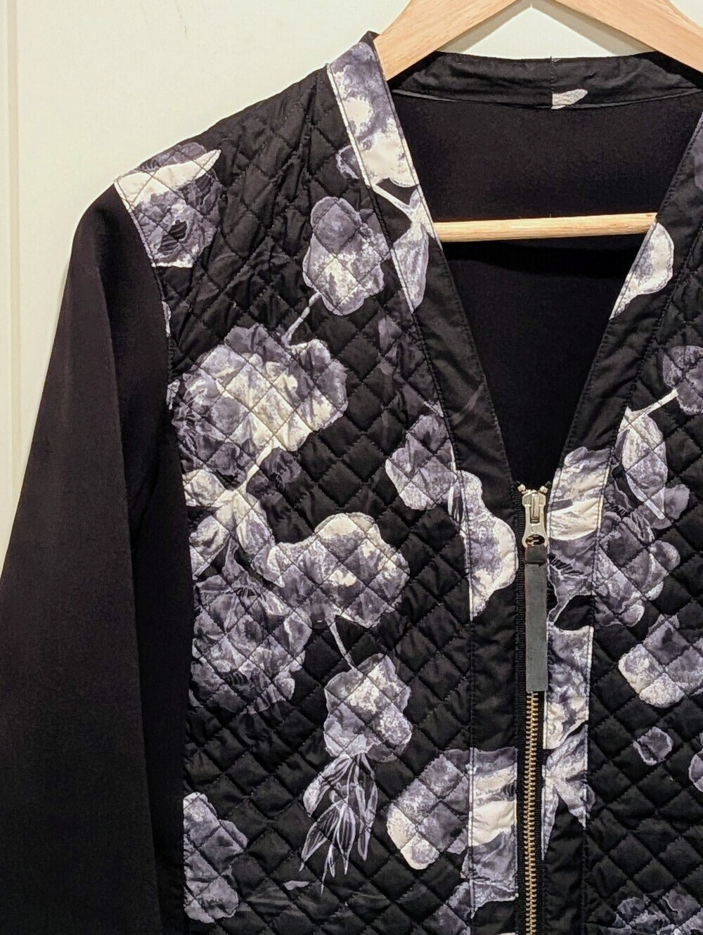EUC Lululemon 8 Cardigan & Again in Inky Floral Ghost and Black - Picture 2 of 7